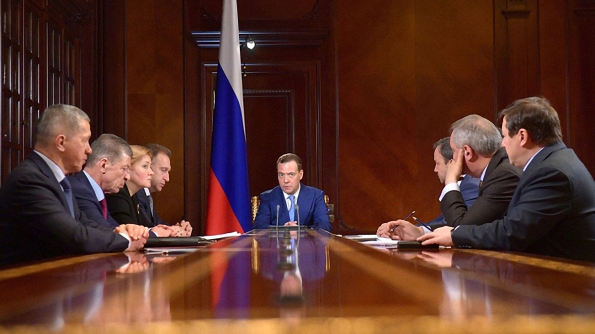 Медведев созвал правительство из-за санкций США - фото 1
