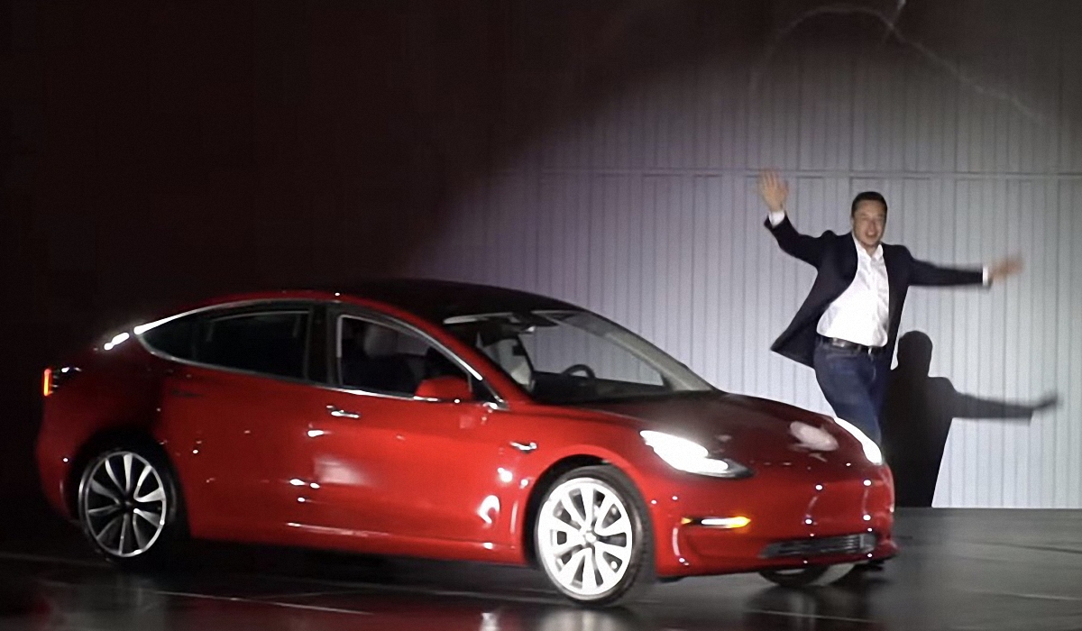 Илон Макс работает над обновлениями электромобиля Tesla Model 3  - фото 1