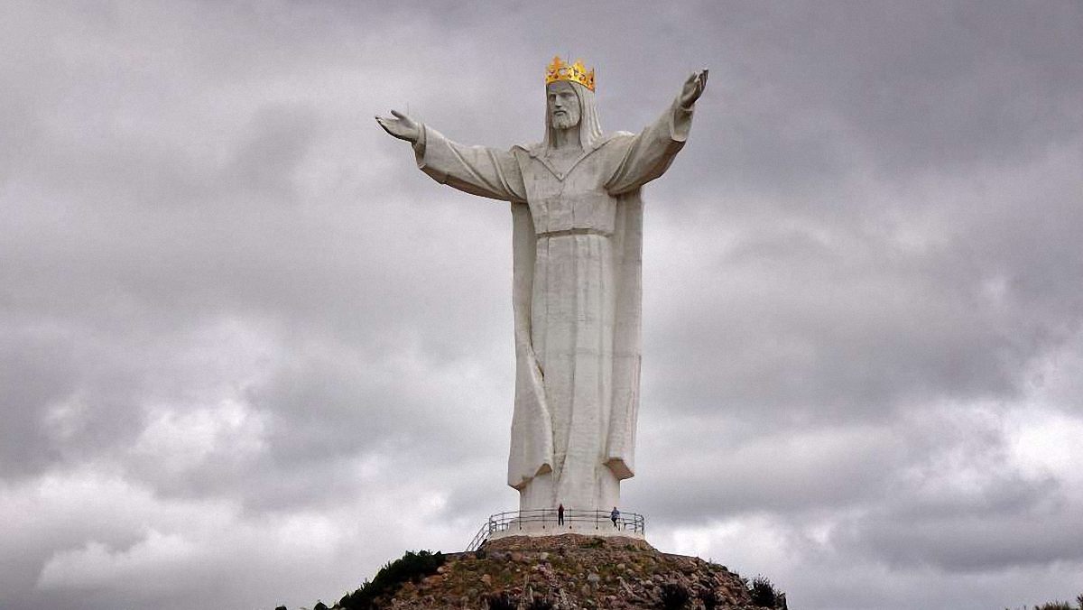 Статуя Иисуса Христа достигает 33 метров, а его корона - еще 3 м - фото 1
