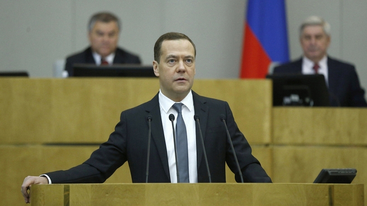 Медведев уйдет в оставку в мае - фото 1
