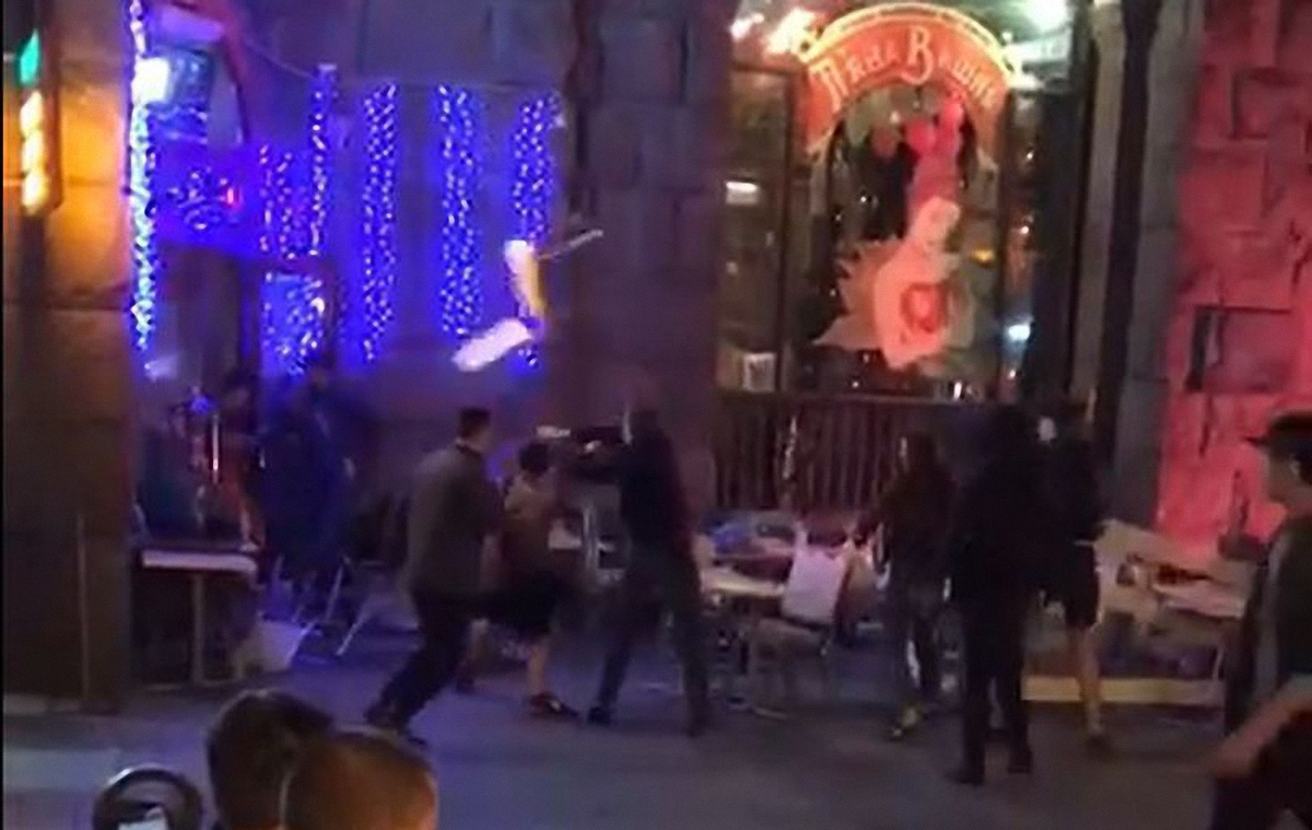 В центре Киева устроили погром в турецком кафе - фото 1