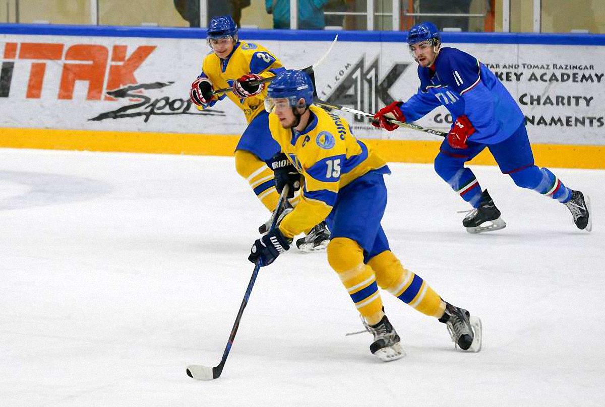 Украинские хоккеисты одержали победу на молодежном чемпионате мира - фото 1