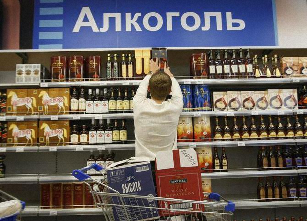 Порошенко поддержал решение о возможности запрета продажи спиртного в ночное время - фото 1