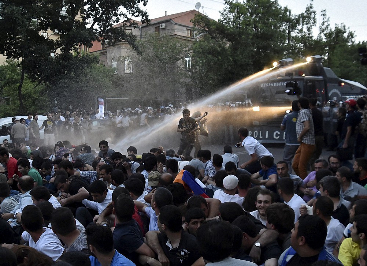 Полиция Еревана готова разогнать всех протестующих силой - фото 1