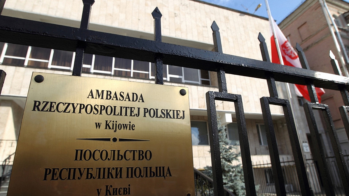 Под посольством Польши в Киеве сожгли польский флаг - фото 1