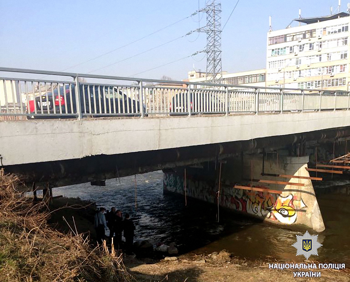 В Харькове под мостом нашли мешок с трупом - фото 1