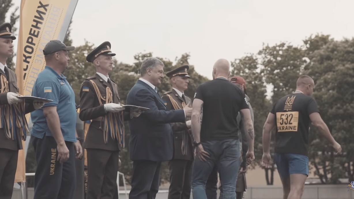 Боец "Азова" не пожал руку Порошенко - фото 1