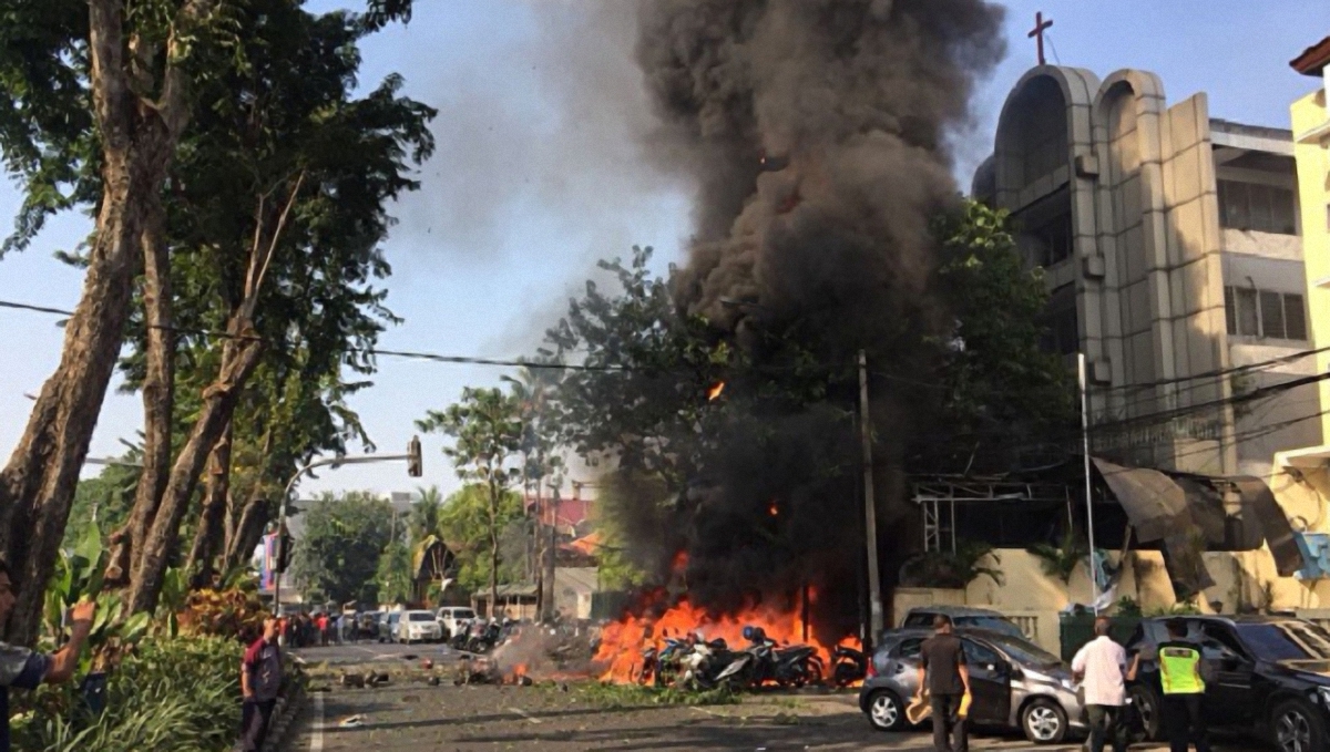 В церквях Индонезии прогремели взрывы - фото 1