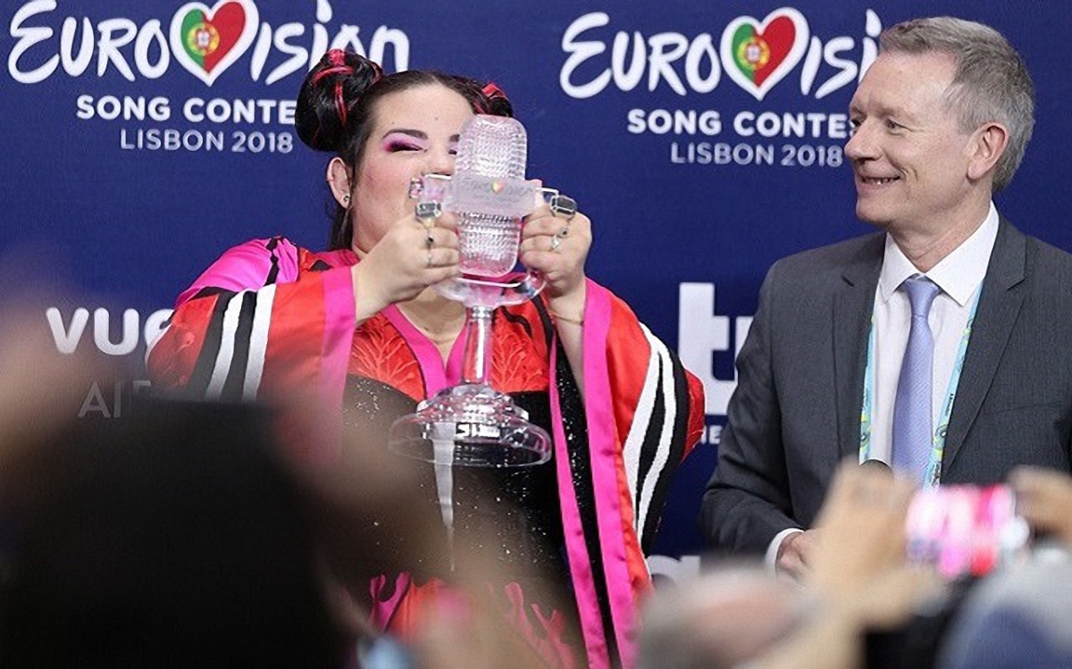 Нетта Барзилай сломала хрустальную награду за победу на Евровидении-2018 - фото 1