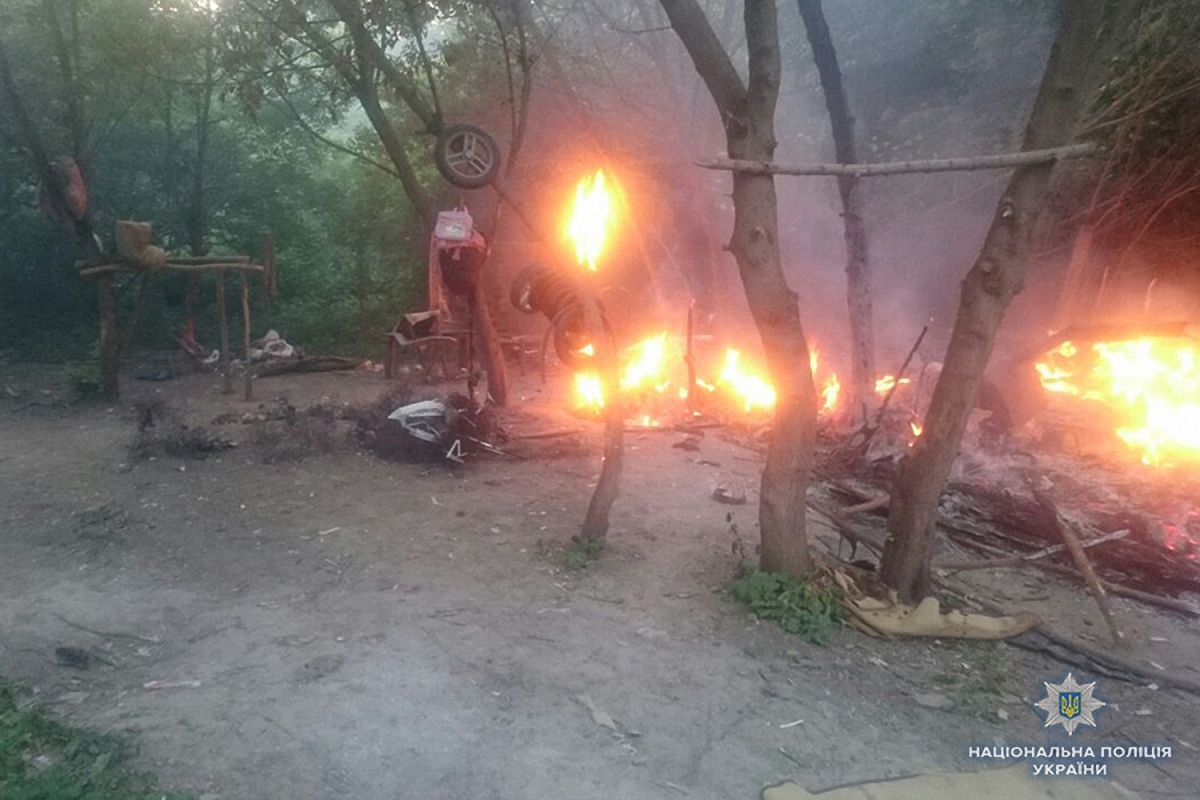 Под Тернополем напали на лагерь ромов - фото 1
