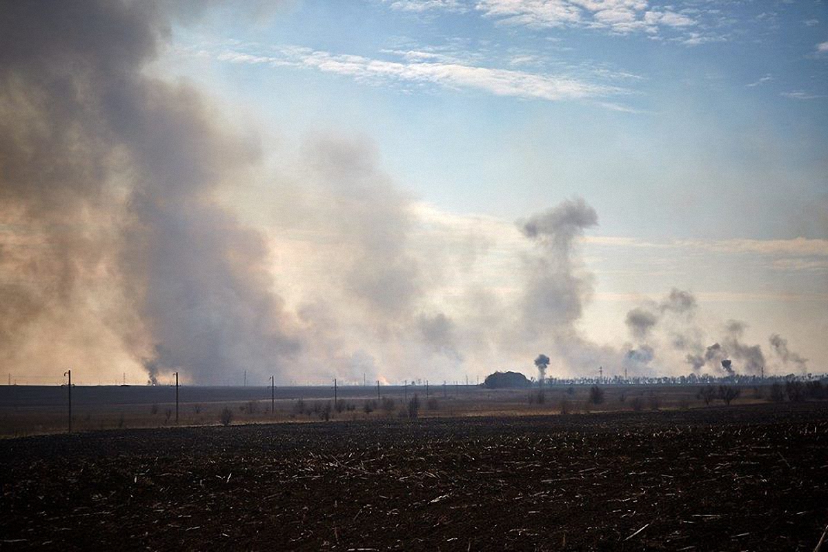 В Балаклее тушат пожар на военном арсенале - фото 1
