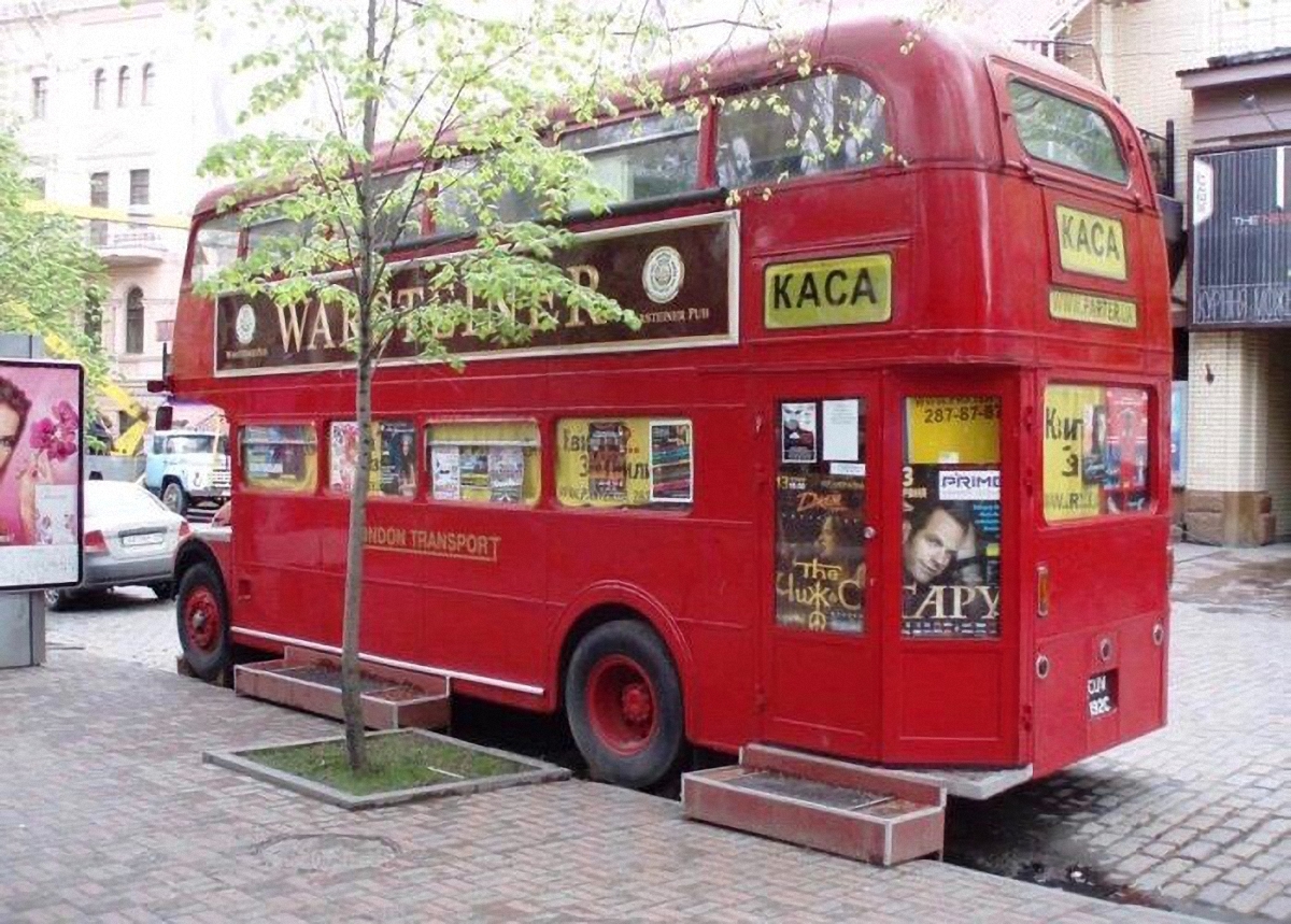 В Киеве убрали двухэтажный лондонский автобус - фото 1