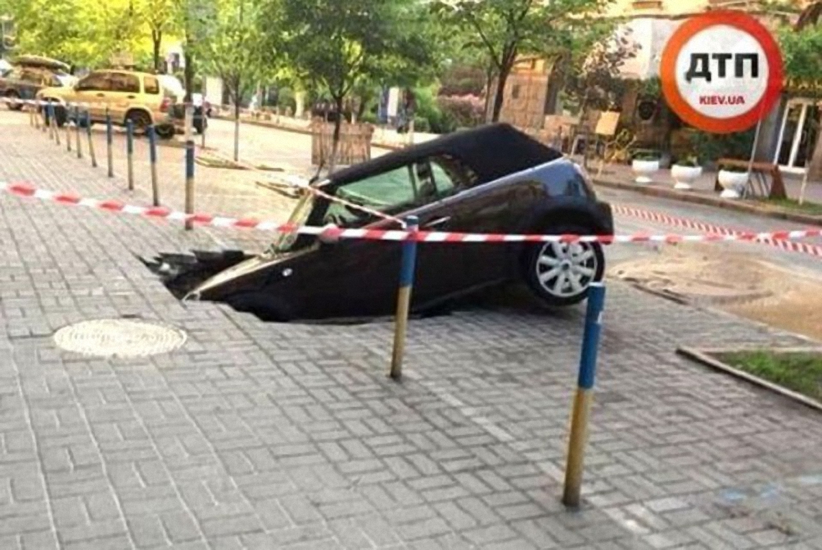 В Киеве Mini Cooper провалился под землю - фото 1