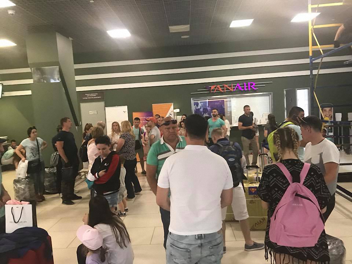 Десятки украинцев начали свой отпуск, застряв в аэропорту - фото 1