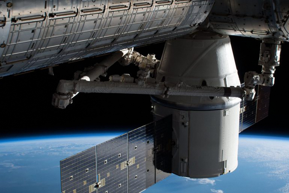 SpaceX повезет на Луну туристов в 2019 году - фото 1