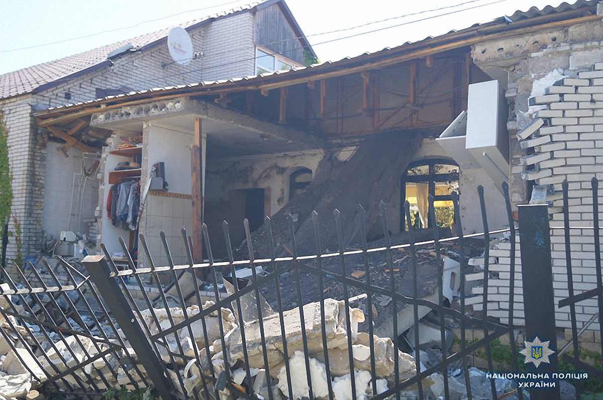 В Лисичанске взорвался дом, есть пострадавшие - фото 1