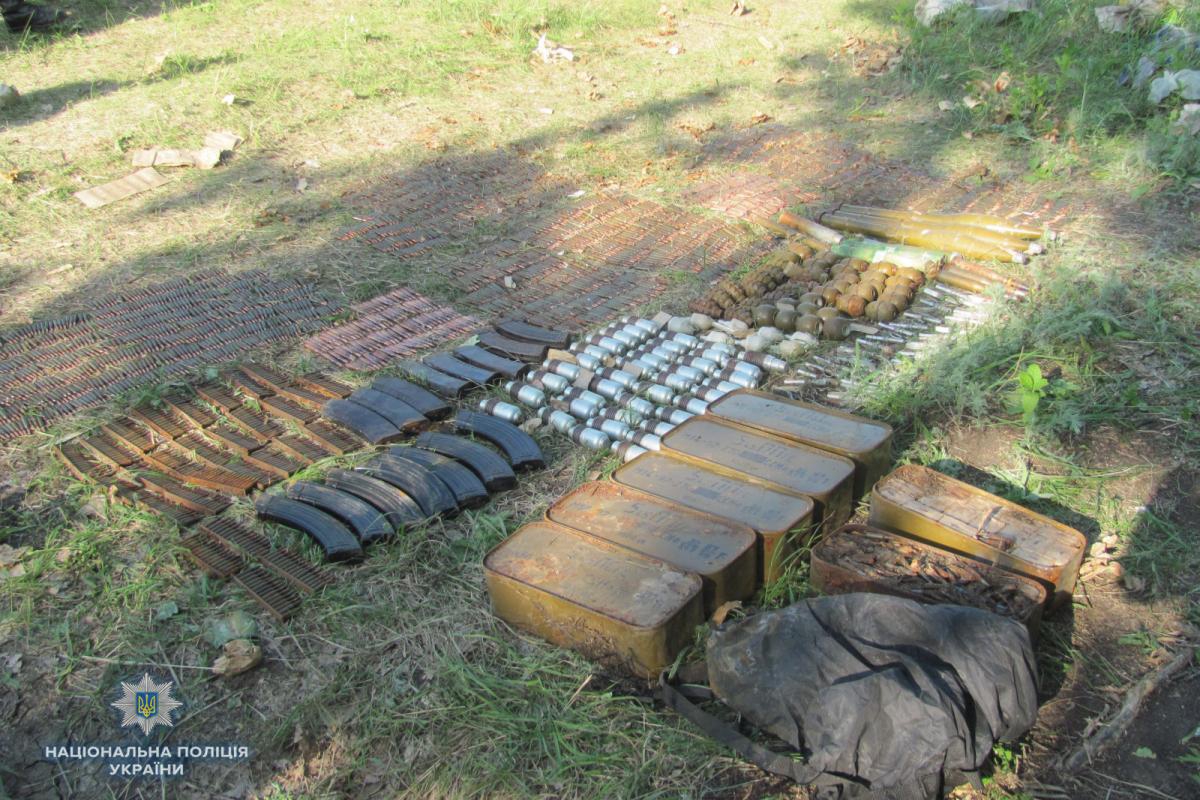 В лесу на Луганщине обнаружили арсенал оружия и боеприпасов - фото 1