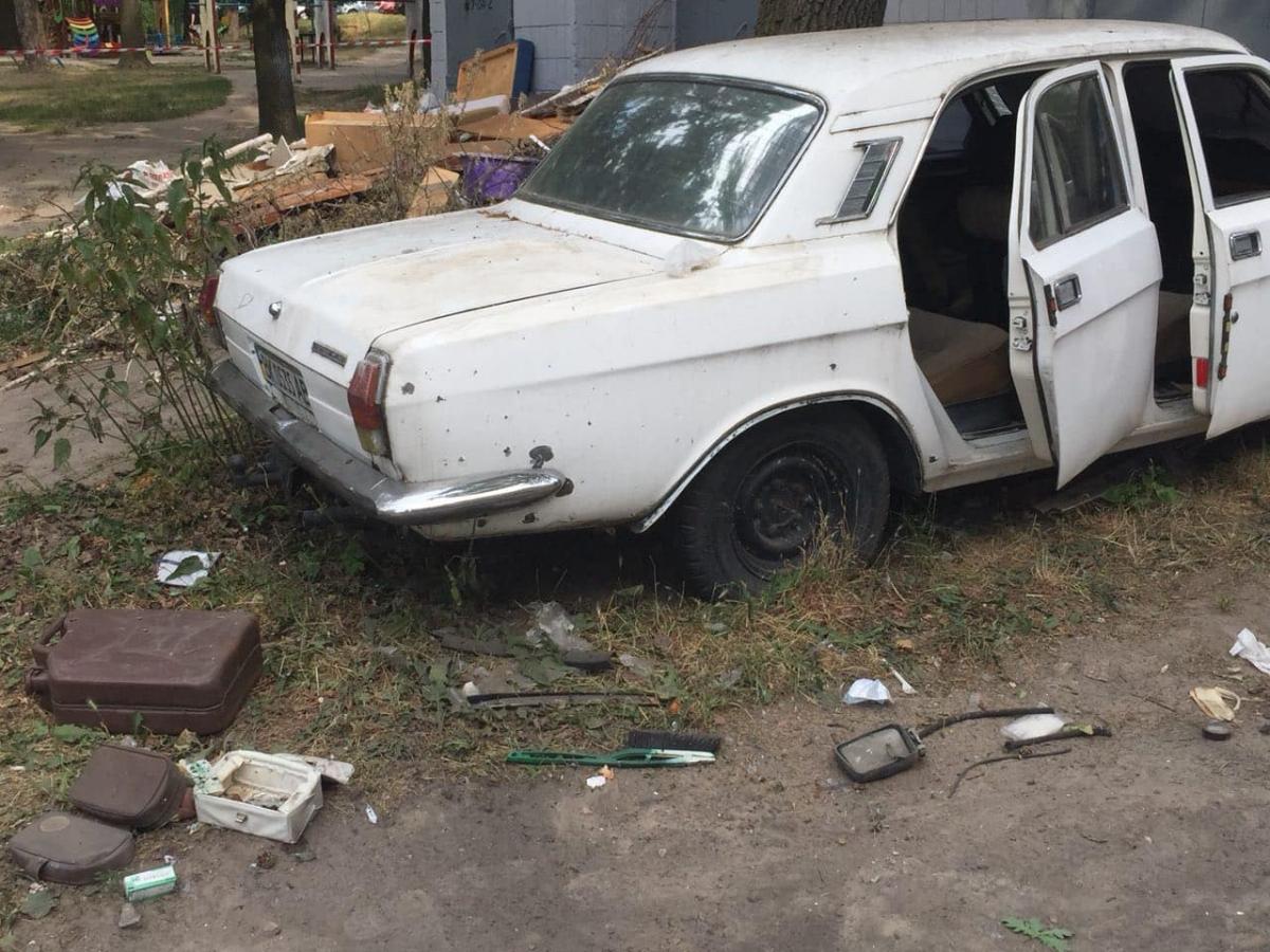 Взрыв машины в Киеве: теперь брошенные машины будут забирать на штрафплощадки - фото 1