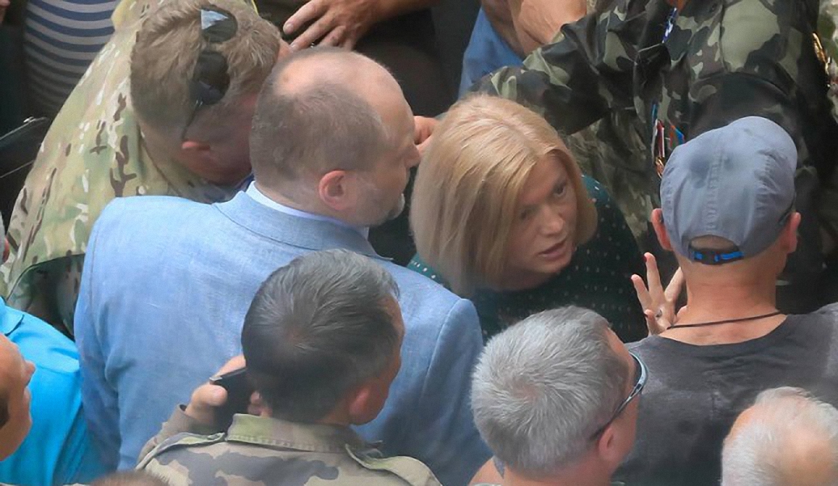 Геращенко и Береза вышли к митингующим под Радой - фото 1