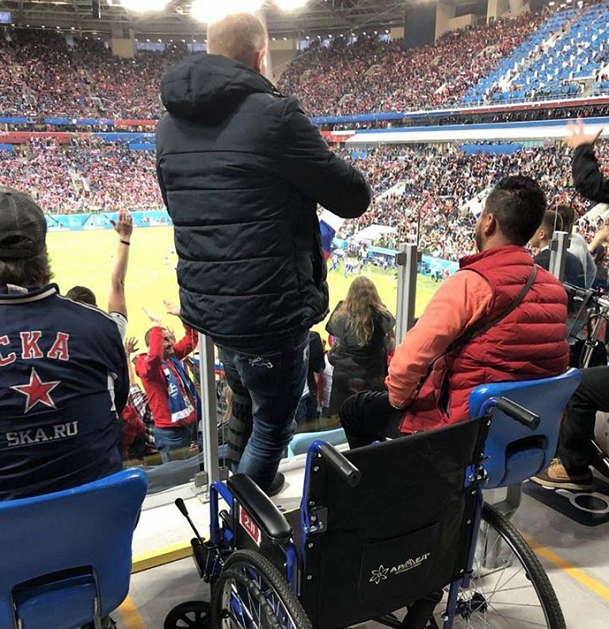 ЧМ-2018: В России аферисты под видом инвалидов попали на VIP-места - фото 1