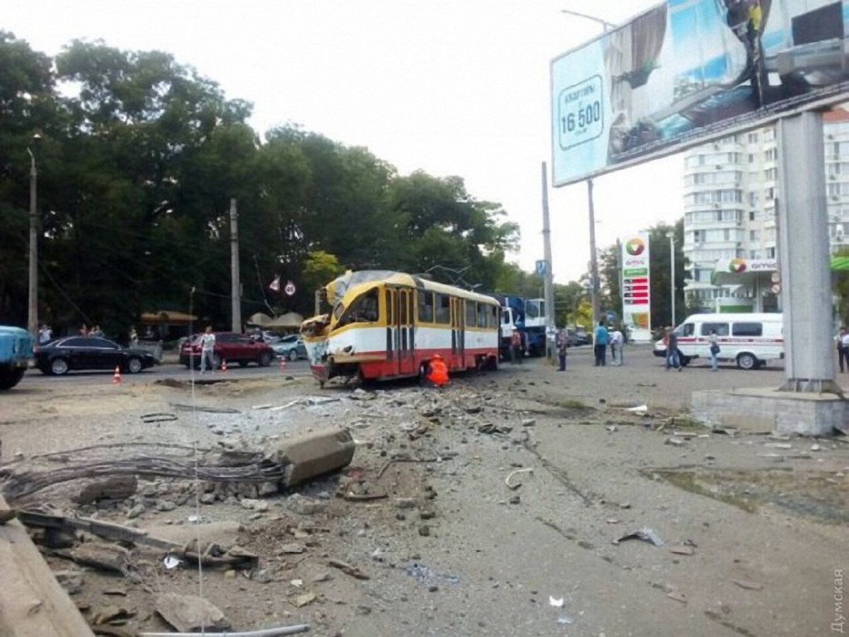 В Одессе трамвай снес столб и протаранил авто - фото 1