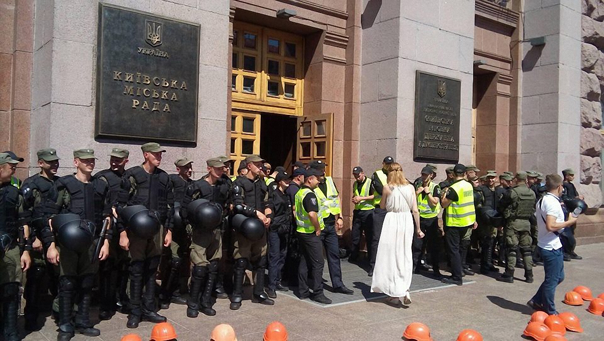 Активисты пытались сорвать голосование за музей на Почтовой - фото 1