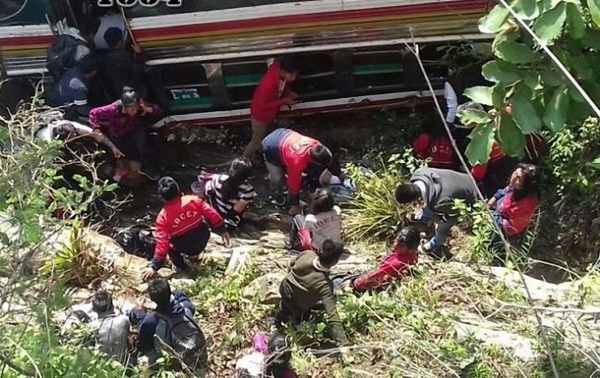 В Гватемале с обрыва упал автобус  - фото 1