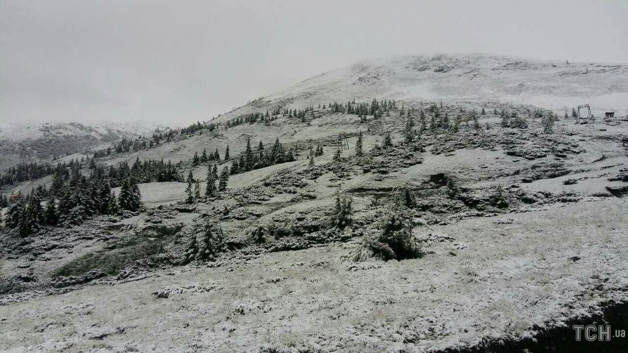 на горнолыжном курорте Драгобрат слой снега достиг в несколько сантиметров толщиной - фото 1
