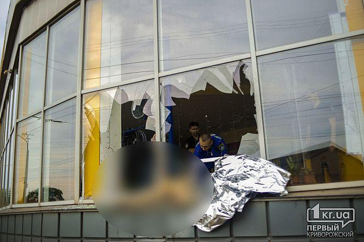 ДТП в Кривом Роге: авто  сбило двух женщин, тело одной из них откинуло на витрину магазина - фото 1