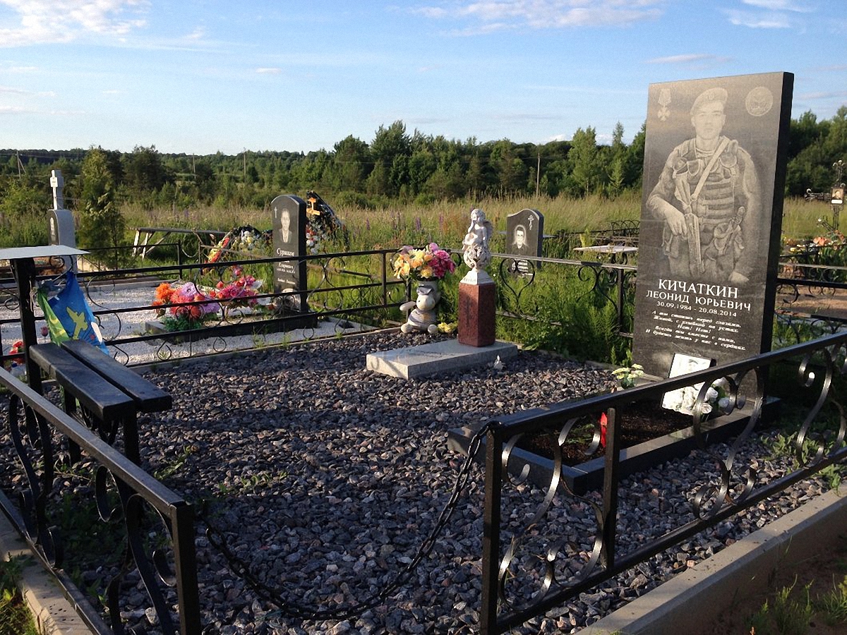 Минобороны РФ поставило памятники погибшим на Донбассе "отпускникам" - фото 1