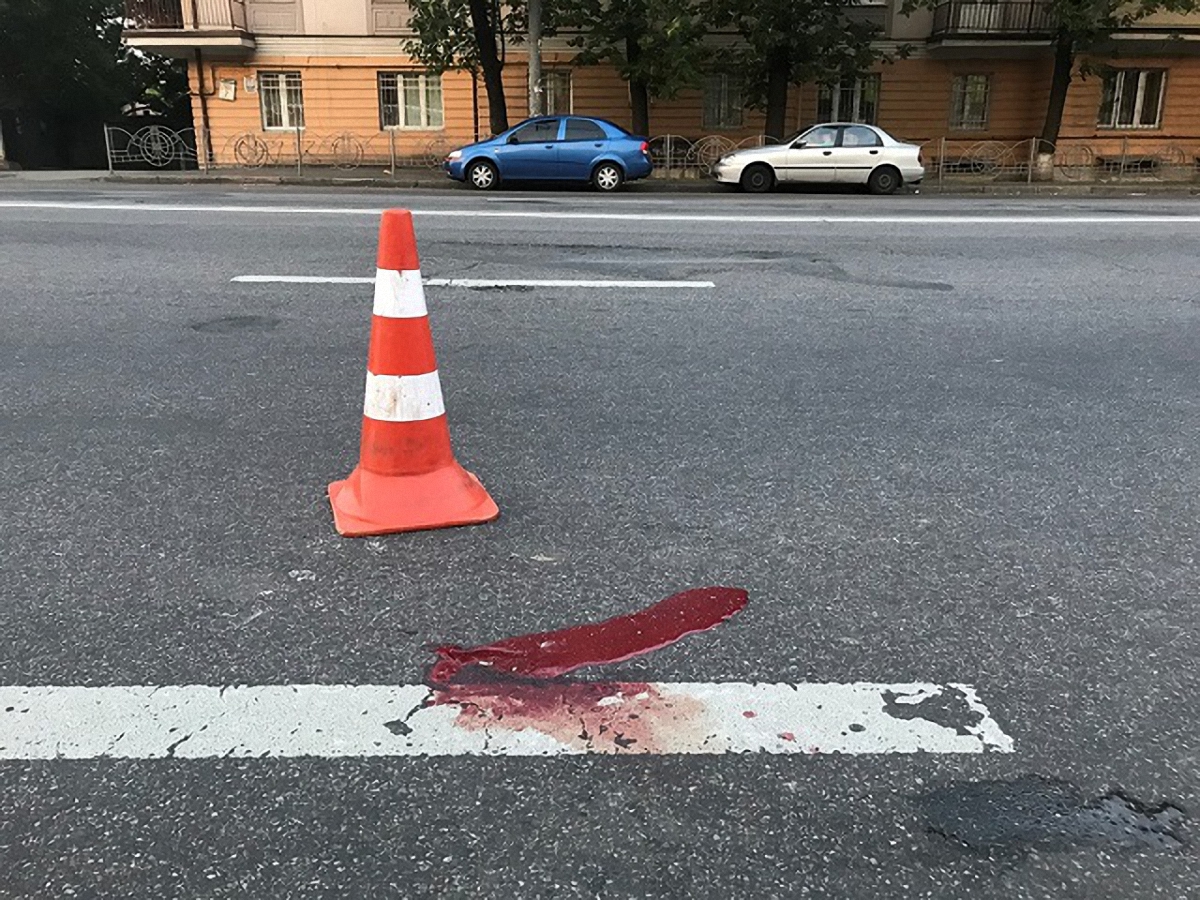 В Киеве велосипедист сбил пешехода, бежавшего через шесть полос - фото 1