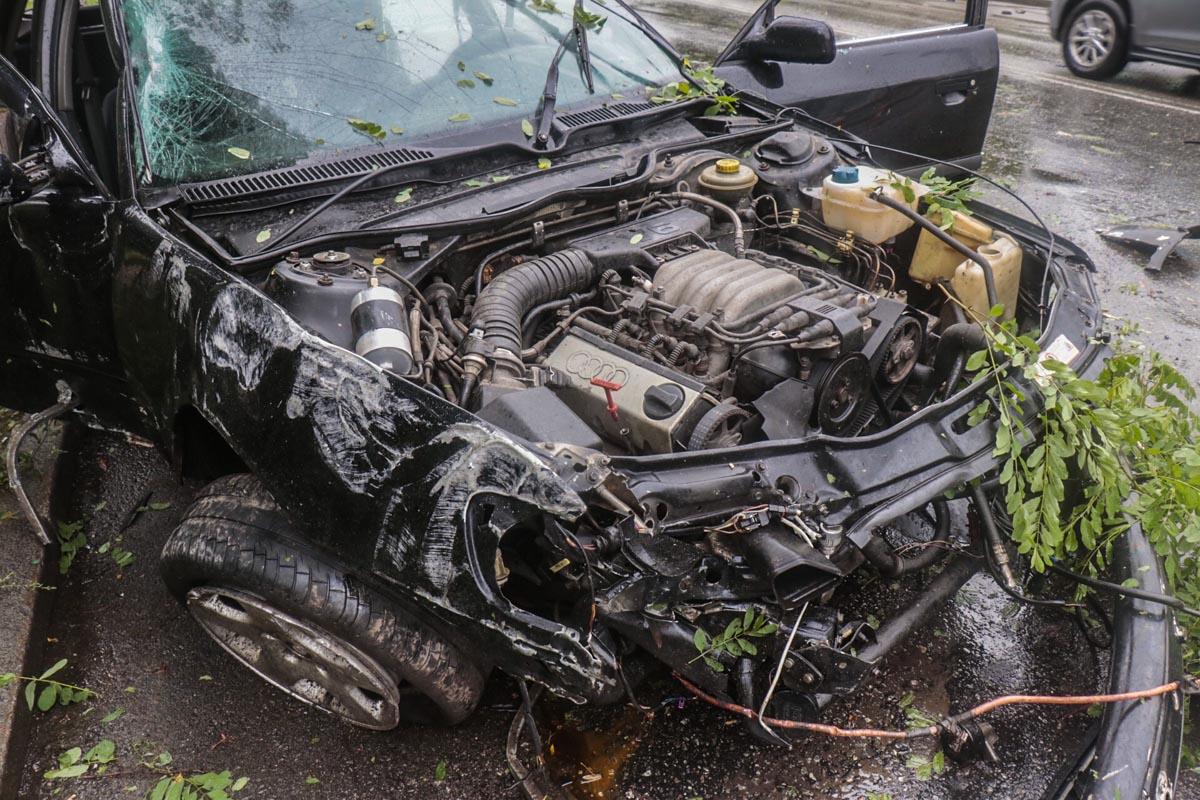 ДТП в Киеве: части машины раскидало в разные стороны - фото 1