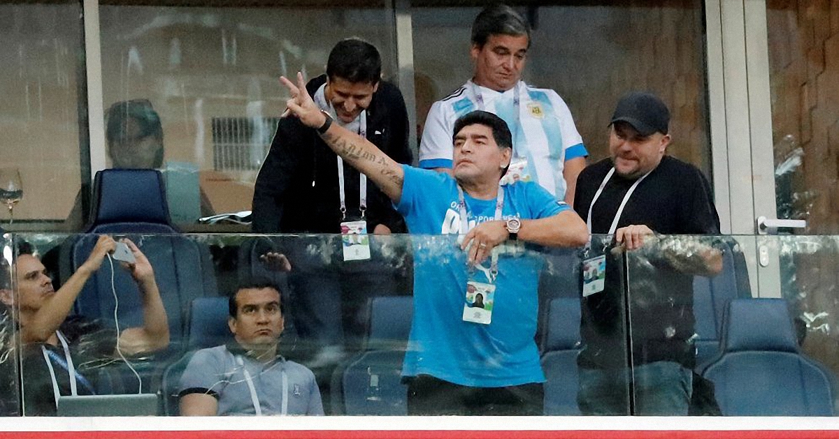 За неприличные жесты ФИФА лишила Марадону гонораров - фото 1