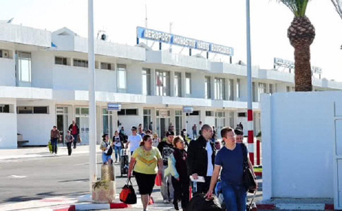 Вторая часть украинских туристов до сих пор не может вылететь из Туниса - фото 1