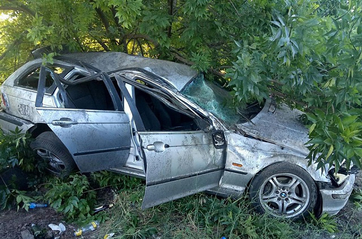 В Запорожье водитель BMW на тротуаре сбил мать с ребенком - фото 1