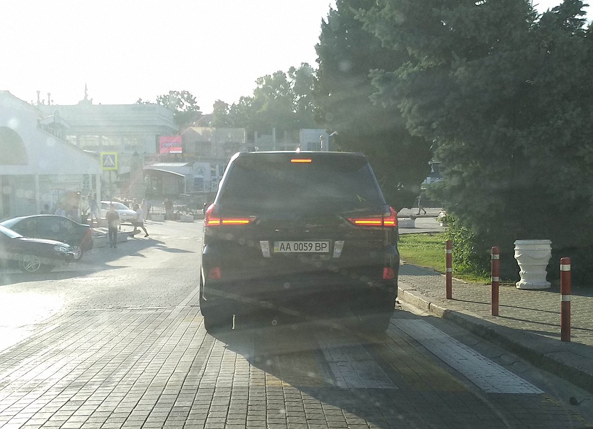 Авто с номерами Верховной Рады заметили в Севастополе - фото 1