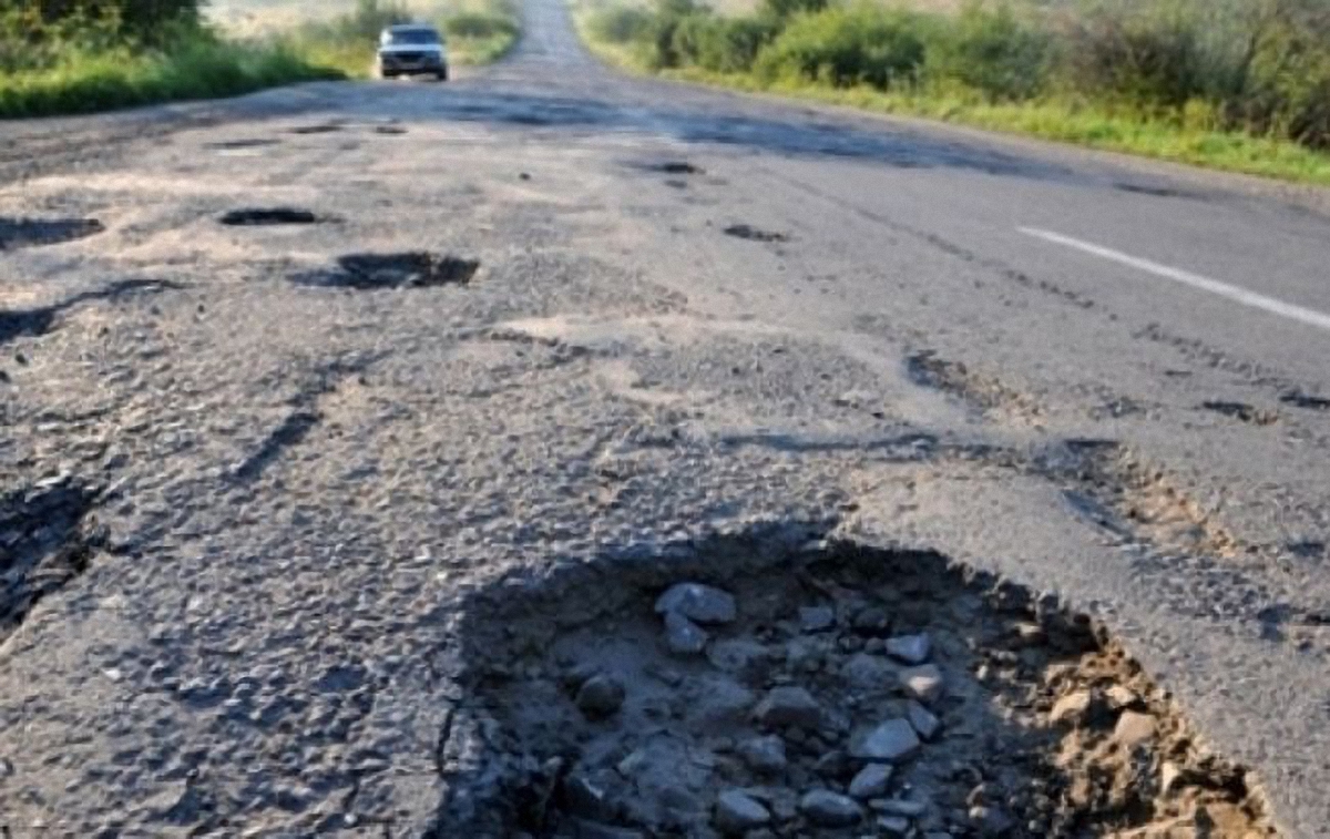 Мининфраструктуры неудачно оправдалось за разбитые дороги в стране - фото 1