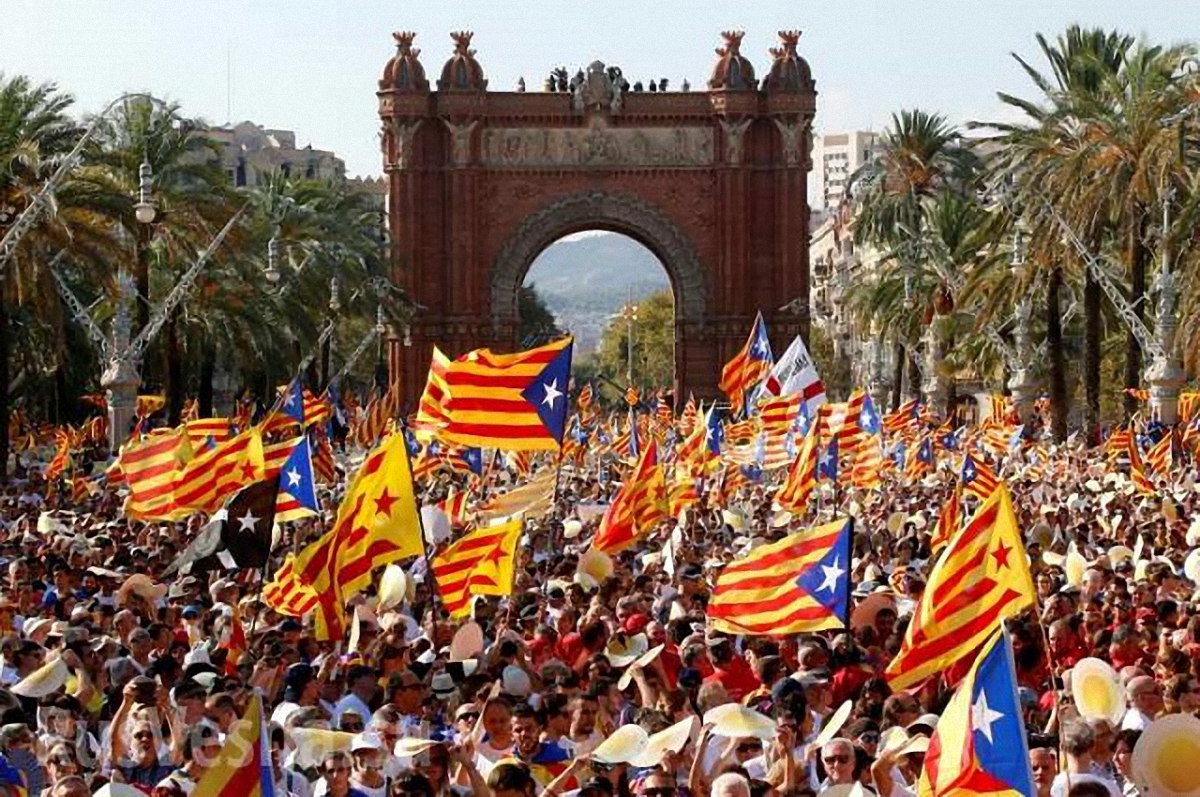 Члены нового правительства Каталонии по очереди приняли присягу, - фото 1