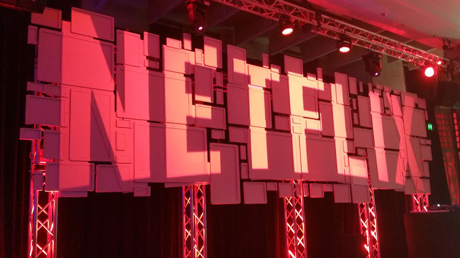 Netflix запретил сотрудника смотреть друг на друга более 5 секунд - фото 1