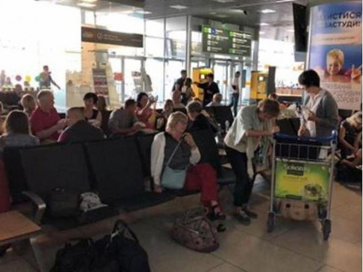 Украинские туристы снова не могут вылететь из аэропорта - фото 1