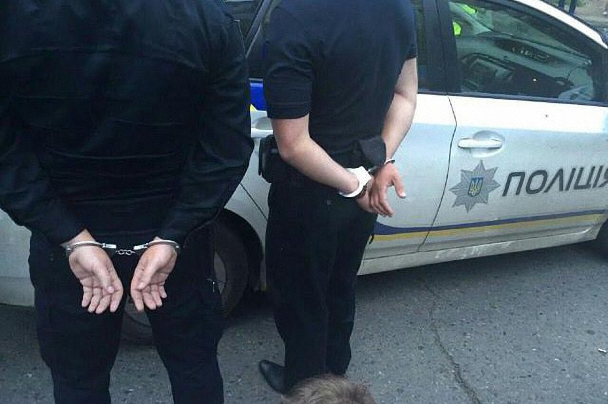 Полицейские попались на краже, потому что им было мало краденных полмиллиона гривен - фото 1