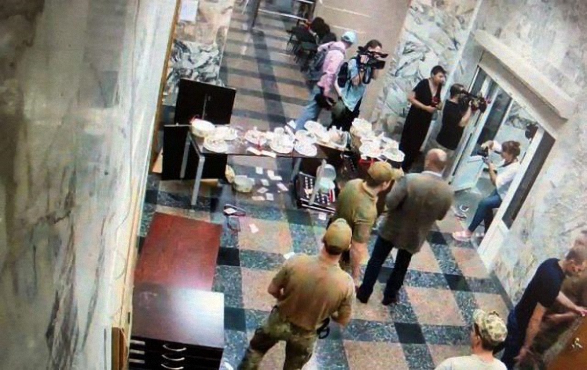 НАБУ опубликовало видео, как неизвестные ворвались в здание бюро - фото 1
