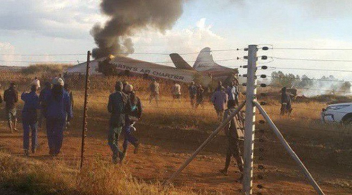 В ЮАР сняли крушение раритетного самолета (ВИДЕО) - фото 1