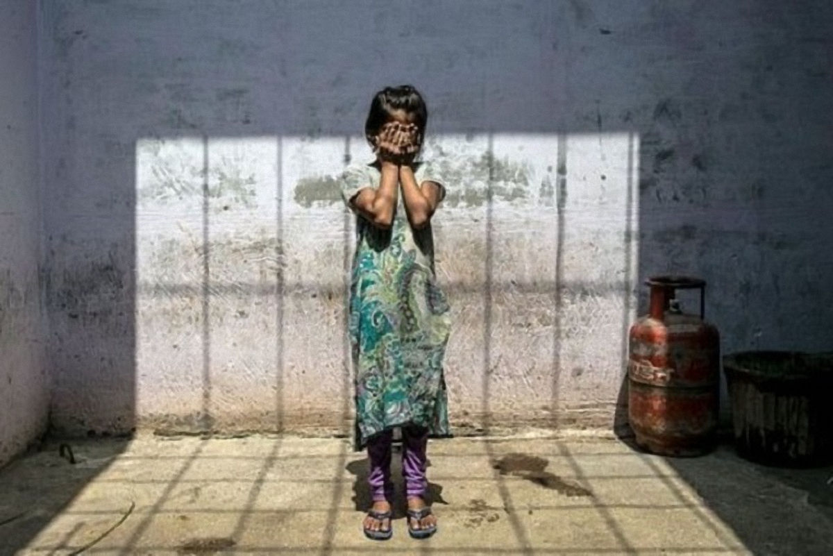 В Индии 17 мужчин полгода насиловали 11-летнюю девочку-инвалида - фото 1