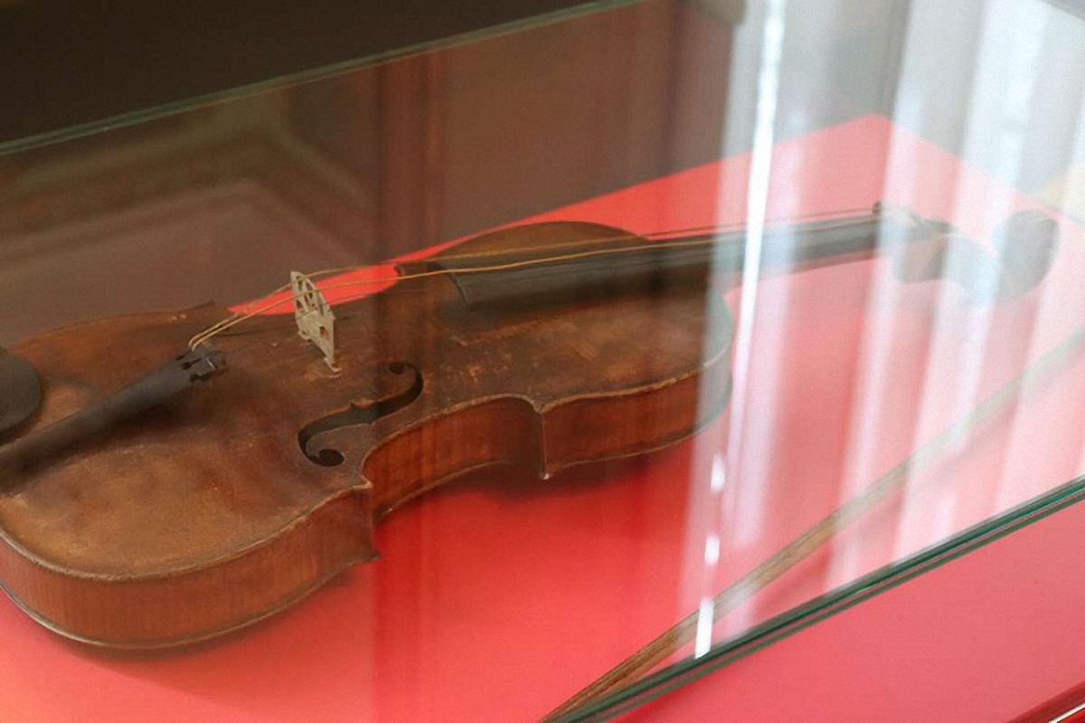 Во Львов привезли легендарную скрипку Моцарта - фото 1