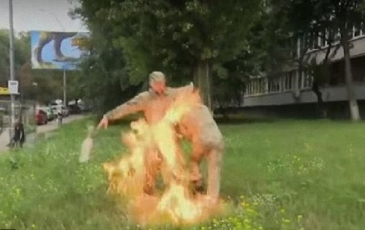 Возле Минобороны бывший военный устроил самосожжение - фото 1