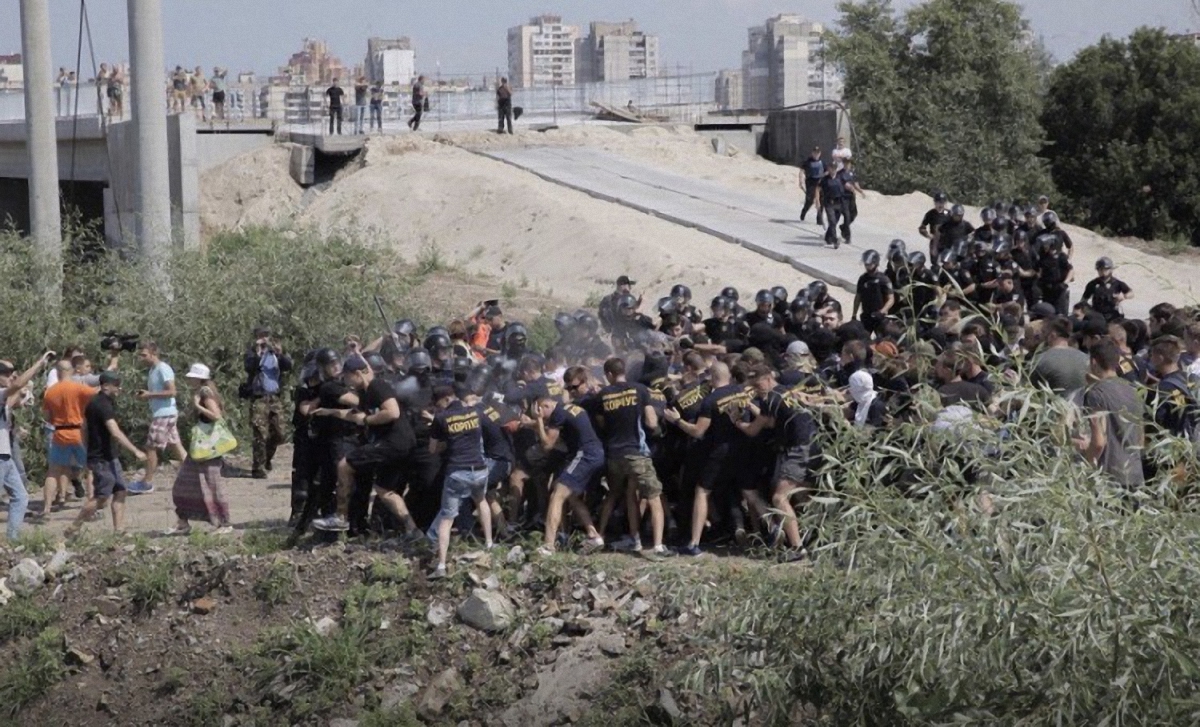 На акции в Киеве полицейский ослепил журналиста - фото 1