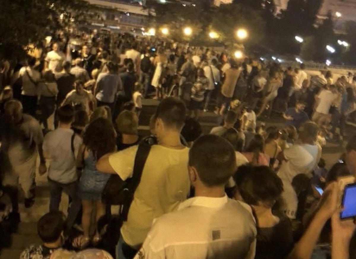 Ждали фейерверков: в Одессе обманули тысячи людей - фото 1