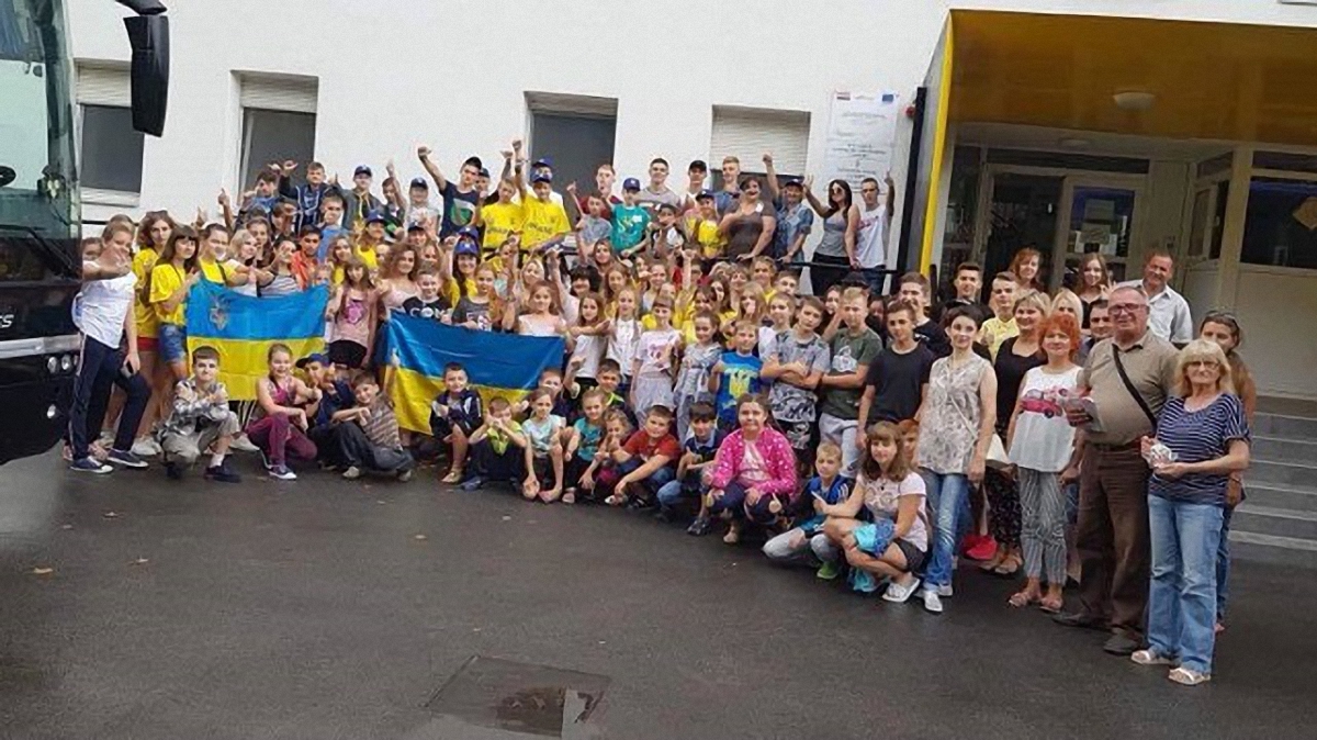 Чиновники Украины отправили на отдых в ЕС вместо сирот своих детей - фото 1