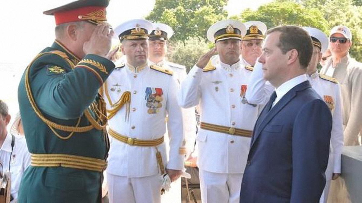 Медведев нарушил ряд международных законов - фото 1